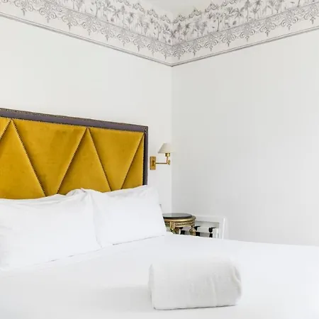 Plum Guide - Velvety Gold Διαμέρισμα Lisboa